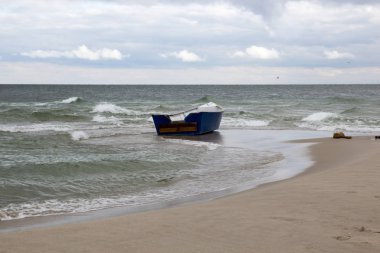 Boş bir plaj Crimea'da ahşap tekne