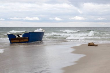 Boş bir plaj Crimea'da ahşap tekne