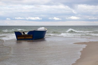 Boş bir plaj Crimea'da ahşap tekne