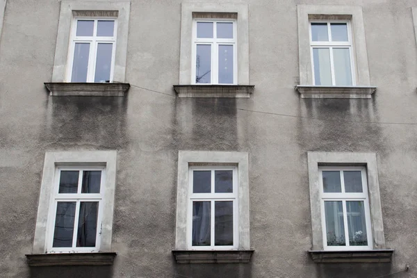 Seis ventanas en la fachada de la casa gris — Foto de Stock