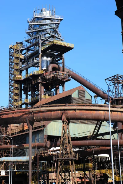 Terk edilmiş Metalurji tesisi paslı yapıları