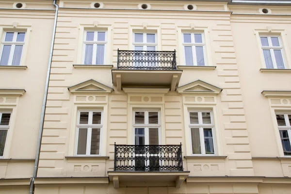 La façade de la vieille maison avec deux balcons — Photo