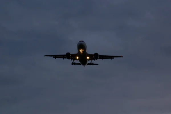 O avião pousa à noite — Fotografia de Stock