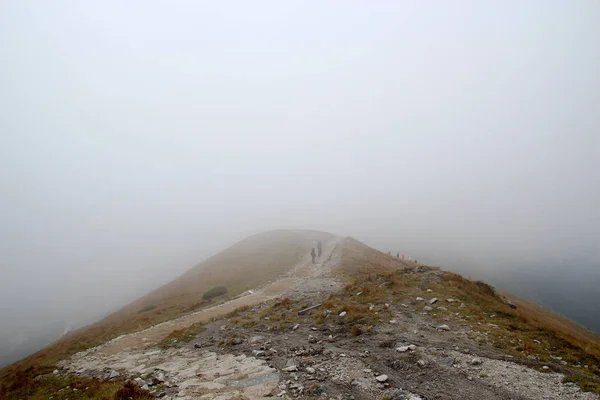 De top van de berg bedekt met mist, weg zijn de mensen — Stockfoto