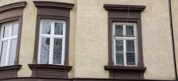 Three white windows on the beige facade of the house — Stock Photo, Image