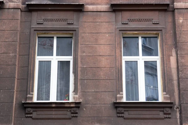 Eski bir ev, iki ön cam pencere