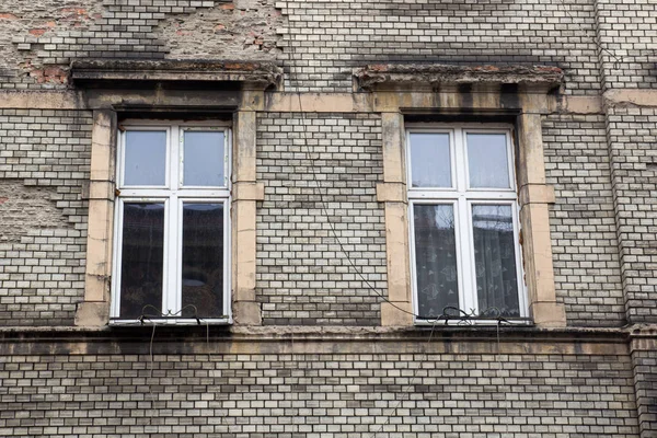 İki Windows üzerinde eski bozuk tuğla buildin cephe beyaz