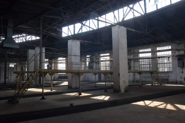Интерьер старой большой заброшенной фабрики — стоковое фото