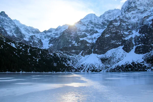 Panorama de lago congelado rodeado de montañas . — Foto de Stock