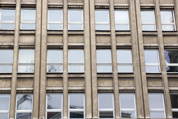 Evin cephesinde modern windows ile desen