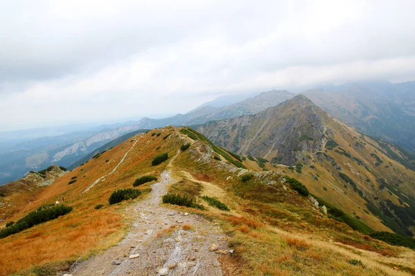 Rotsachtige berglandschap, de mensen van de afstand wandelen langs th — Stockfoto