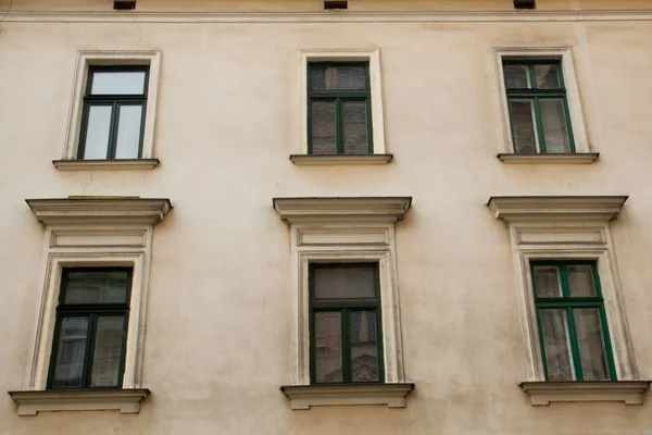 Seis janelas verdes na fachada de um edifício histórico — Fotografia de Stock