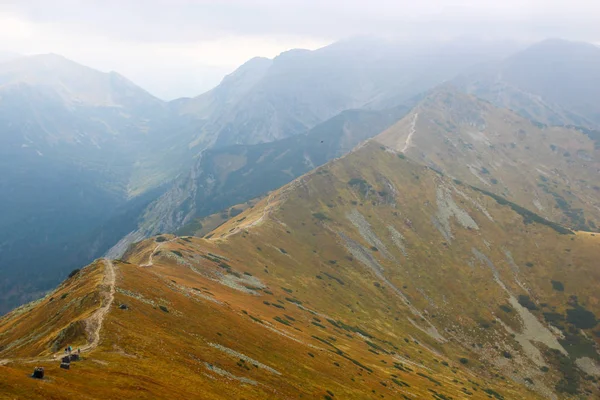 Het pad strekt zich uit langs de bergketen — Stockfoto