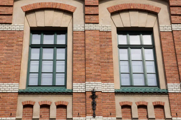 Eski evin cephesinde iki vintage tasarım windows