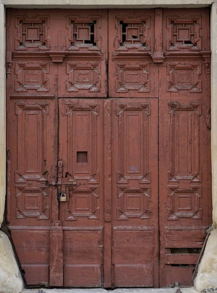 Eski ahşap kırmızı kapı yakın çekim — Stok fotoğraf