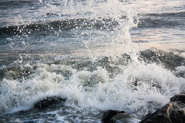 海浪在石头上 — 图库照片