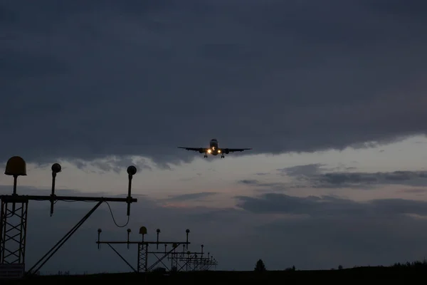 Gece karanlığında uçak iner — Stok fotoğraf