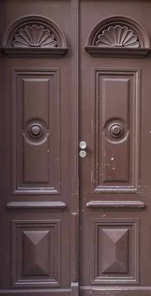 La porta d'ingresso in legno marrone vintage di una vecchia casa — Foto Stock