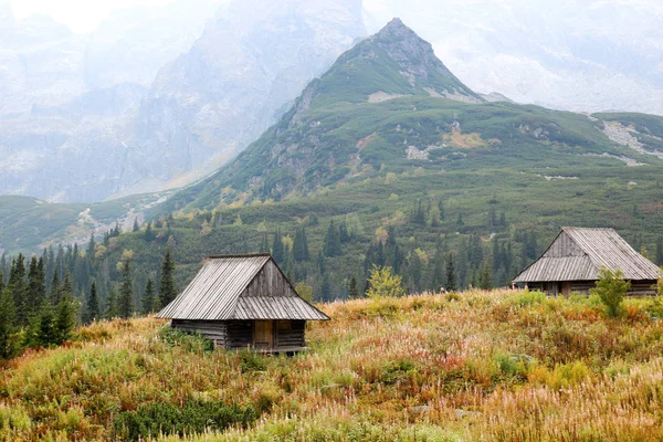 Deux chalets en bois parmi les montagnes — Photo