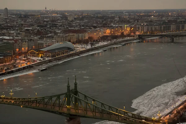 Uitzicht over de stad in de schemering. Boedapest Hongarije — Stockfoto