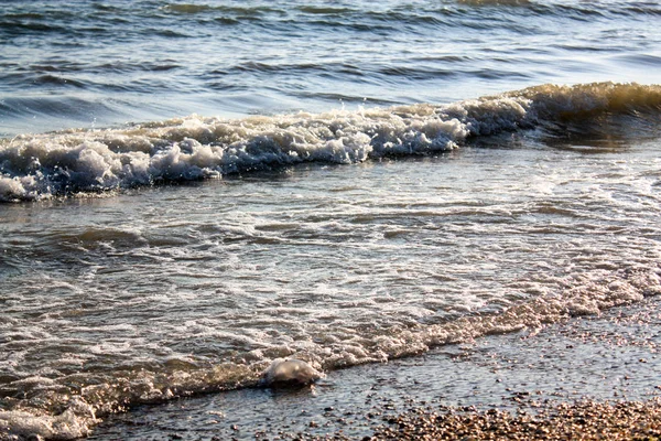 Ondas varrem a praia — Fotografia de Stock