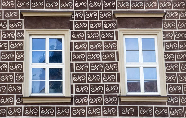 Белые деревянные окна на фасаде коричневый рисунок здания — стоковое фото