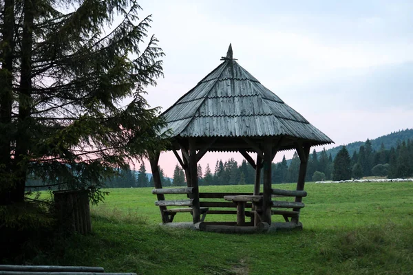 Belvédère en bois dans les montagnes — Photo