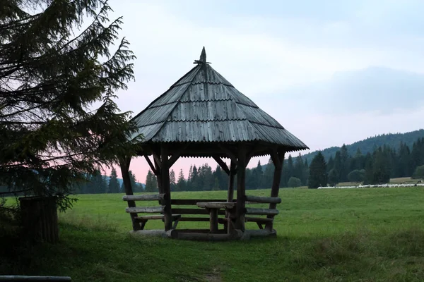 Gazebo in legno in montagna — Foto Stock