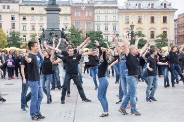 Polonya, Krakow 02,09,2017 yükseltilmiş ar ile gençlerin bir grup