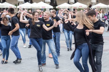 Polonya, Krakow 02,09,2017 erkek ve kız Latince danci dans ediyor