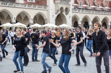 Polonya, Krakow 02,09,2017 insanlar sokakta dans