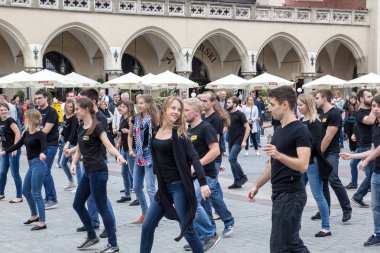 Polonya, Krakow 02,09,2017 genç insanlar sokakta dans