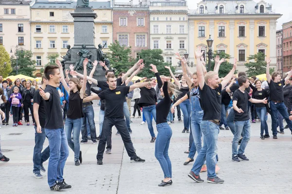 Polonya, Krakow 02,09,2017 yükseltilmiş ar ile gençlerin bir grup