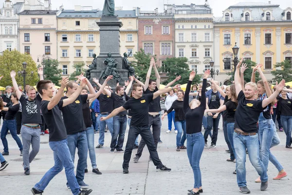 Polen, krakau 02,09,2017 eine gruppe junger leute mit erhobenem — Stockfoto