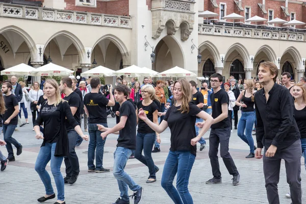 Polonya, Krakow 02,09,2017 insanlar sokakta dans