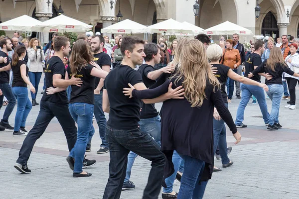 POLONIA, KRAKOW 02,09,2017 jóvenes bailando en la calle — Foto de Stock