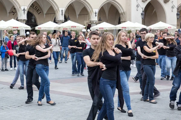POLONIA, KRAKOW 02,09,2017 jóvenes bailando el Tango en el — Foto de Stock