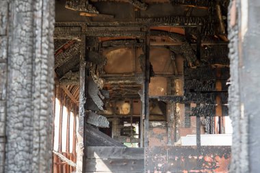 İçeriden yanmış tren araba