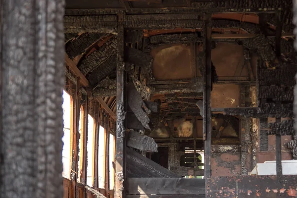 O vagão do comboio queimado por dentro — Fotografia de Stock