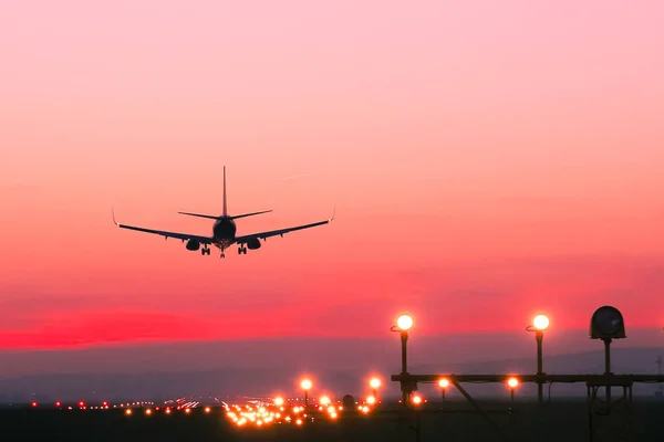 夕日を飛行場で飛行機土地 — ストック写真