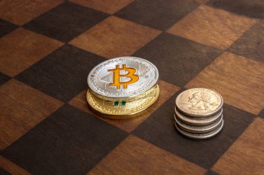 İki Bitcoins ve Amerikan sent bir satranç tahtası üzerinde