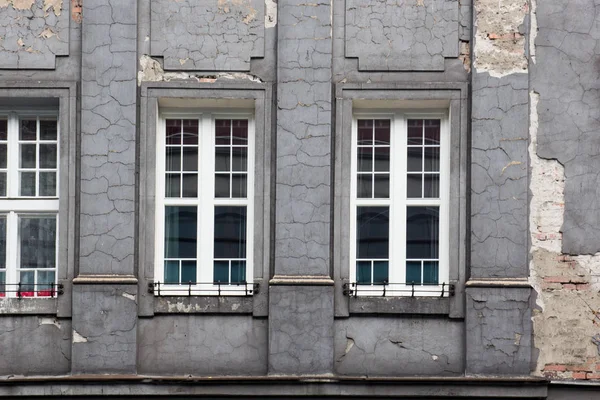 La fachada rastrera del hous gris — Foto de Stock