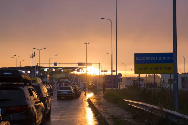 Ukrayna - Polonya sınır, Budomierz - Hruszow, araçların sırasını 