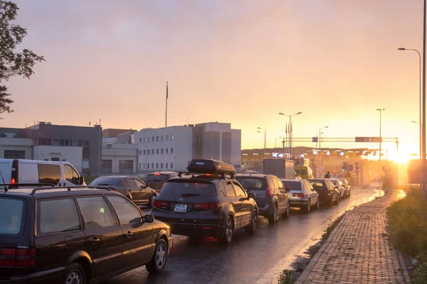 Oekraïne - grens van Polen, Budomierz - Hruszow, de lijn van auto's een — Stockfoto