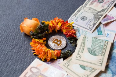 Bitcoin ve kağıt geleneksel para