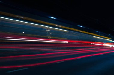 Bulanık tramvay gece ışıklarını