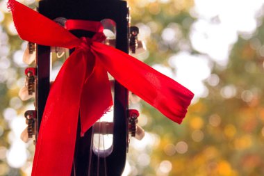 Blurr üzerinde kırmızı kurdele ile klasik gitar klavyesine