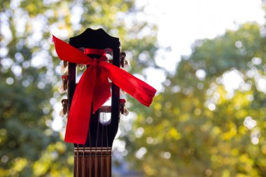 Blurr üzerinde kırmızı kurdele ile klasik gitar klavyesine