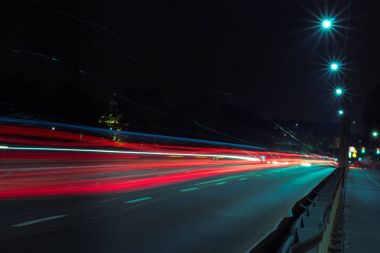 Yolda araba farlar bulanık ışıkları
