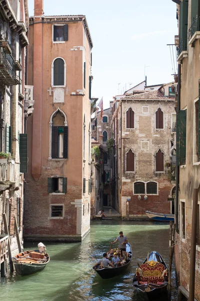 İtalya, Venedik, 18,09,2017, dar bir ch aracılığıyla iki gondol yelken